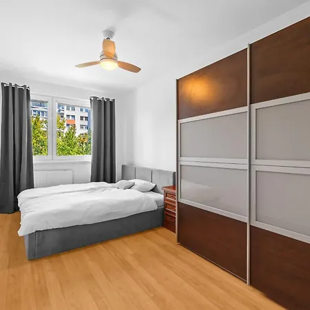 Spacious 3-bedroom With Park View In Petrzalka Appartamento *