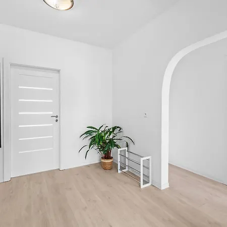 Spacious 3-bedroom With Park View In Petrzalka Appartamento